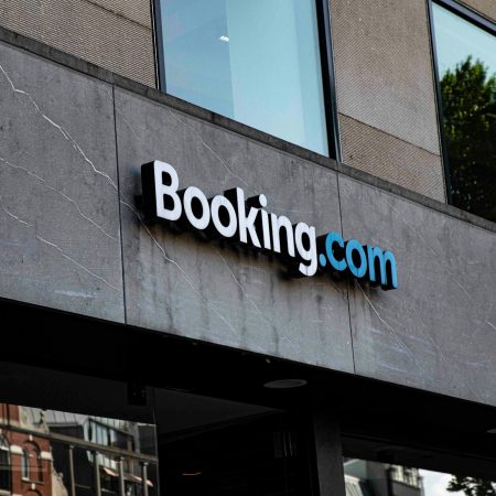 Γιατί η Booking τρώει τόσες καταγγελίες για τις «καλύτερες τιμές» της;