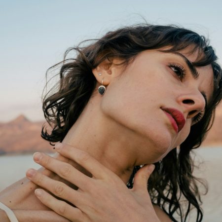 «Γυναίκα, ετών 33, εργαζόμενη, ανύπαντρη κι απολύτως κουρασμένη»