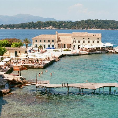 Η Κέρκυρα δεν σου λέει «μείνε»∙ σου λέει «αντέχεις να φύγεις;»