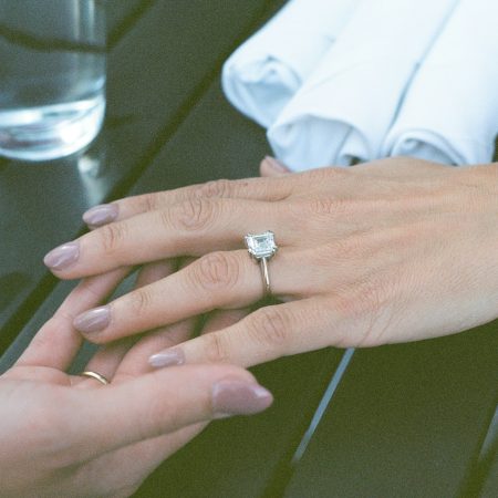 Πίσω από το διαμαντένιο δαχτυλίδι κρύβεται μια καθόλου ρομαντική ιστορία