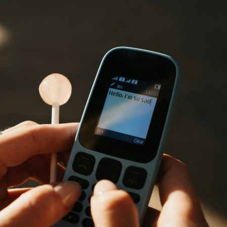 Η Gen Z επιστρέφει στα κινητά «παντόφλες» κι αυτοί είναι οι λόγοι