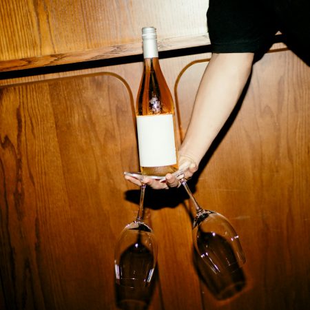 Κάποιες φορές δε θες συμβουλές αλλά έναν φίλο να πιείτε ένα κρασί χωρίς να μιλάτε