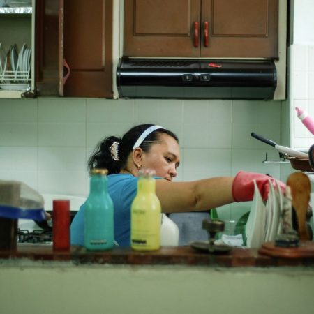 Έρευνα: Γυναίκες που κάνουν πολλές δουλειές σπιτιού χάνουν το σ3ξουαλικό ενδιαφέρον τους