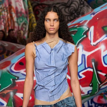 Μεγάλοι οίκοι μόδας λανσάρουν τα τσαλακωμένα ρούχα ως νέα τάση (όταν τα κάναμε εμείς...)