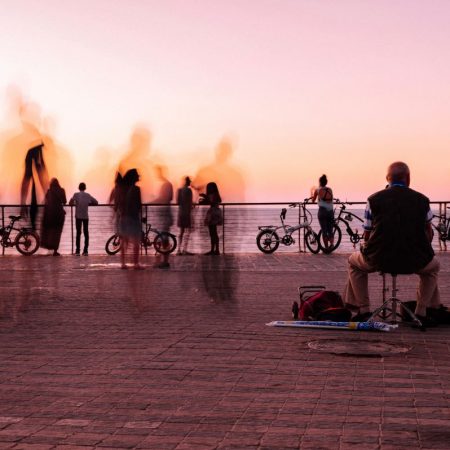 Millennials: Είμαστε η πιο μορφωμένη αλλά άφραγκη γενιά