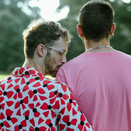 Όχι, δε θα έπρεπε να είσαι οκ με το να φοβάται κάποιος να φιλήσει τον άνθρωπό του