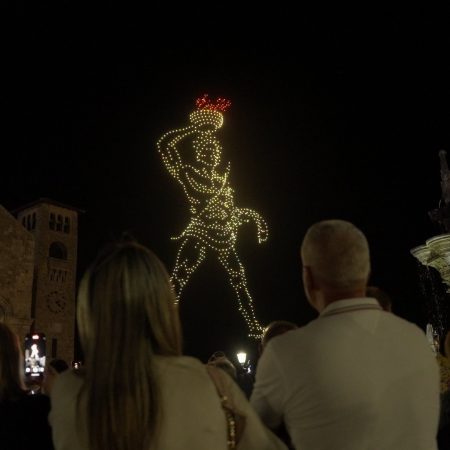 Η Ρόδος φλέξαρε Κολοσσό με 1.000 drones στον νυχτερινό ουρανό της