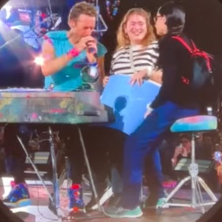 Άλλο ένα μαλαφούκι σε συναυλία των Coldplay, με 2 Ισρaηλινές που ανέβασε ο Κρις στη σκηνή