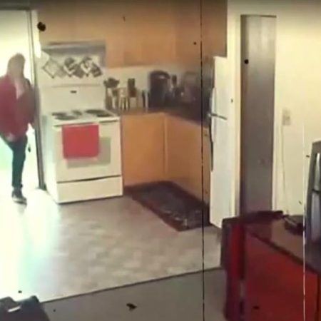 Σκέψου να σε δένοuν, να σου κλέβοuν το σπίτι και πριν φύγουν να σε φιλούν στο μέτωπο