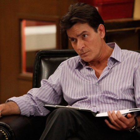 Ο Τσάρλι Σιν παραδέχεται ότι έχει πάει με άντρες και ήταν «περίεργο και διασκεδαστικό»