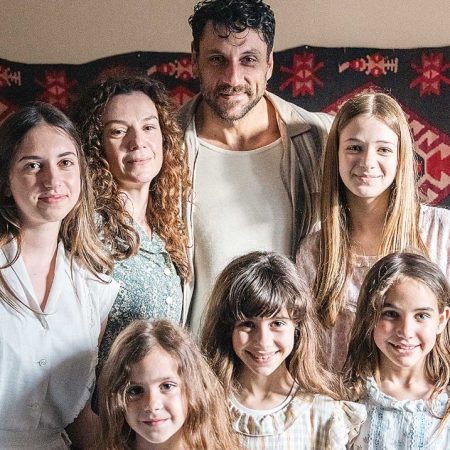 Είδαμε τρέιλερ και (δεν) είμαστε πολύ έτοιμοι για το «σπίτι δίπλα στο ποτάμι»!