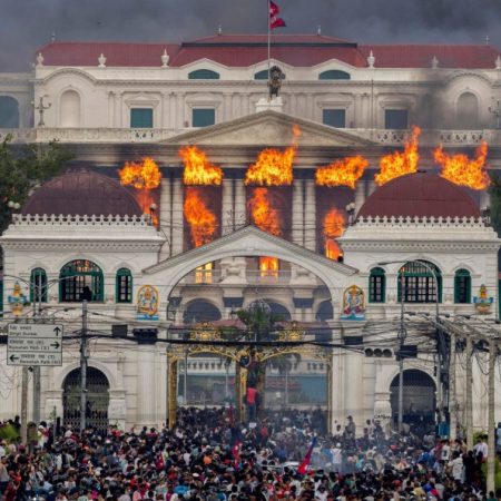 Νεπάλ: Διαδηλωτές έκaψαν τη γυναίκα του πρώην Πρωθυπουργού ζωντανή