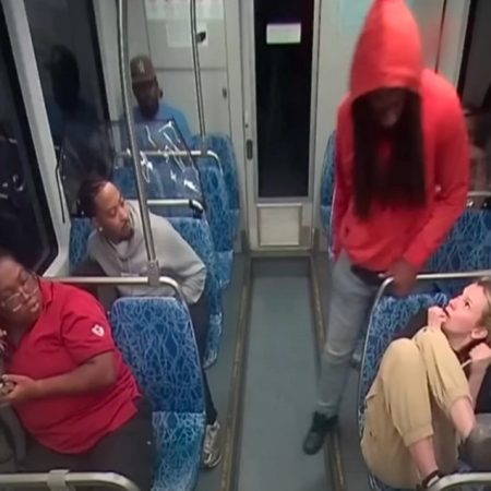 Mια κοπέλα skoτώνεται με μaχαιρι μπροστά στα μάτια μας κι εμείς απλώς κοιτάμε;