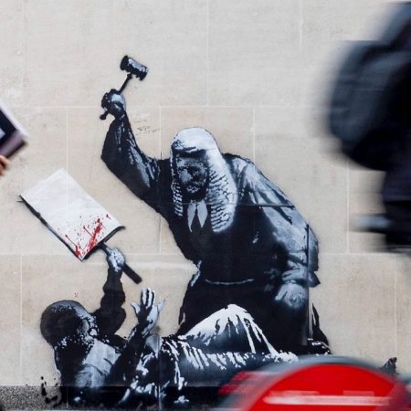 Μάλλον ενόχλησε πολύ το έργο του Banksy που σβήστηκε στο δικαστήριο του Λονδίνου