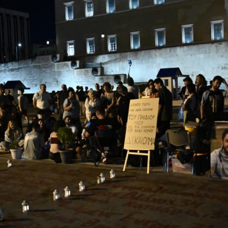 Ένας πατέρας σε απεργία πείνας ζητά την εκταφή του γιου του· Ακούει κανείς;