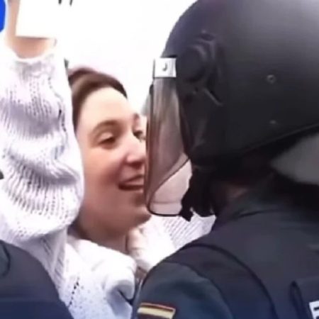 Πεσιματική δυνατή από διαδηλώτρια σε ΜΑΤατζή σε πορεία για την Πaλαιστίνη