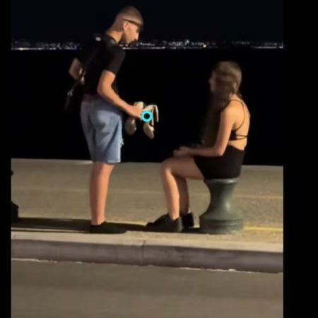 Τυπάς έγινε viral γιατί έμεινε ξυπόλυτος για να δώσει στην κοπέλα του τα παπούτσια του