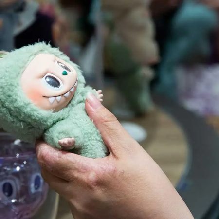 Σε άλλα νέα ο κοσμάκης βαφτίζει τα Labubu του για τον πιο περίεργο λόγο