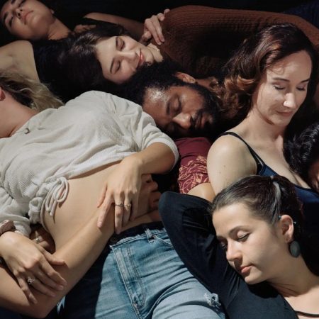 «Είναι απλώς δικαιολογία για απιστία» κι άλλοι 3 μύθοι για τις σχέσεις 3+ ατόμων