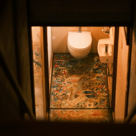 Αν αράζεις στην τουαλέτα και σκρολάρεις κάνα μισάωρο, σου έχουμε κακά νέα