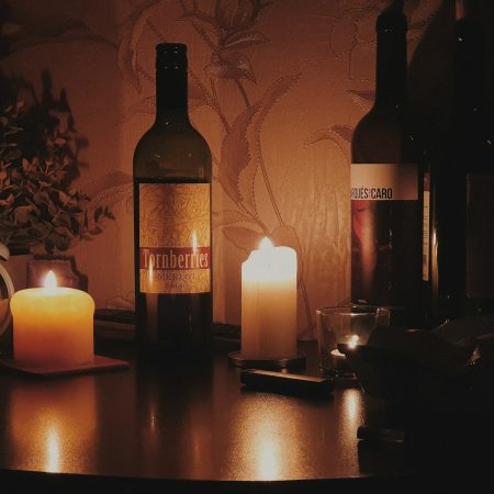 Πώς να οργανώσεις το τέλειο wine night τώρα που θα σκάσουν τα πρωτοβρόχια