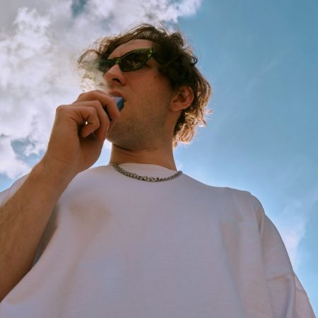 Γιατί ξαφνικά όλοι οι έφηβοι έχουν κι από ένα vape με γεύσι καρπούζι-περγαμόντο