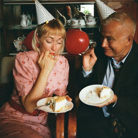 Love bombing: Όταν θέλει να έχετε σχέση εξάρτησης μέσα από την τρυφερότητα