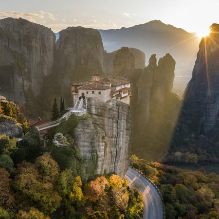 Βράχοι, μοναστήρια, μεγαλειώδης θέα: Το θαύμα που θα δεις μόνο στα Μετέωρα