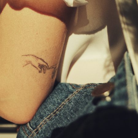 Η ντροπή του να μεγαλώνουμε αλλιώς από την οικογένειά μας είναι συναίσθημα βαρύ