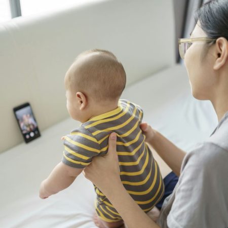 Έφηβοι μπορούν να μηνύουν τους γονείς τους για τις φωτό τους στα social media