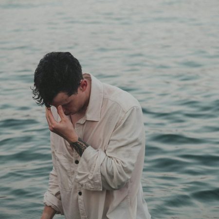 4 κρυφά τρικ του μυαλού μας που μας κάνουν να αποφασίζουμε, σύμφωνα με ψυχαναλυτές