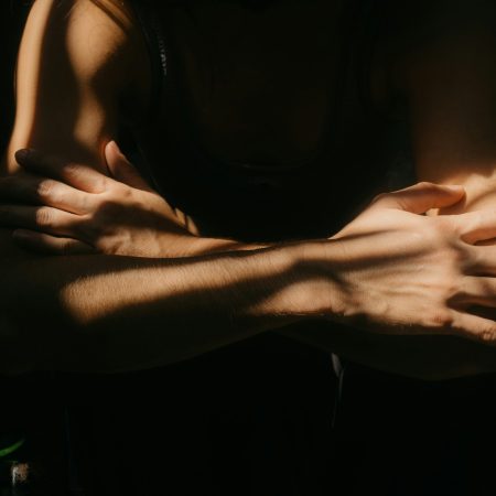 Κανείς δε μιλάει για το πόσο δύσκολο είναι να υπάρχεις ενώ σιxαίνεσαι το σώμα σου