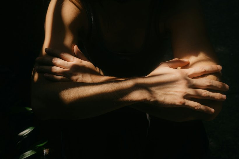 Κανείς δε μιλάει για το πόσο δύσκολο είναι να υπάρχεις ενώ σιxαίνεσαι το σώμα σου