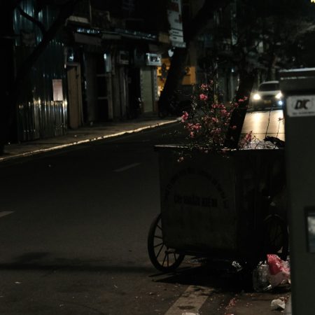 Γιατί κάποιους τους νοιαζόμαστε κι άλλους τούς πετάμε στα σκουπίδια;