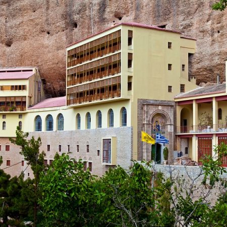 Καλάβρυτα: Ηγούμενος θα πούλαγε Ευαγγέλια του 1700 και 17 βυζαντινές εικόνες