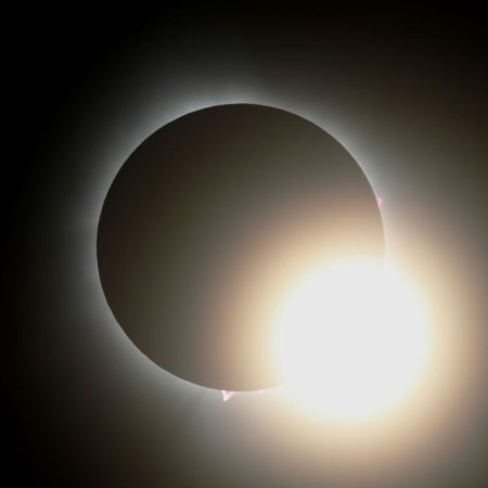 Νέα Σελήνη και Ηλιακή Έκλειψη: Ένα κοσμικό καμπανάκι σε καλεί να κάνεις restart