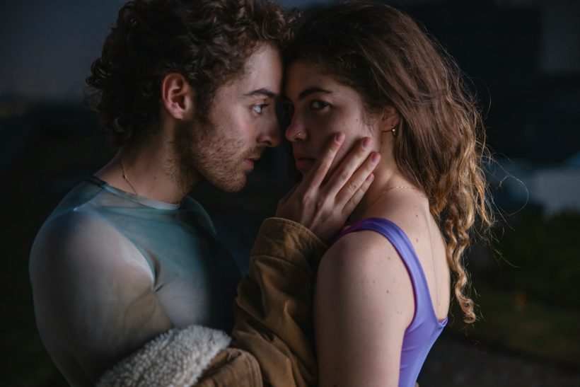 3 πράγματα που χάνεις όταν ψάχνεις να σ’ αγαπήσουν ενώ δεν αγαπάς εσένα