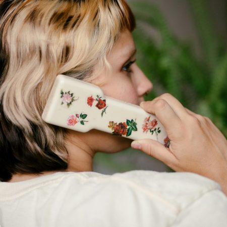 Όχι, το να σκέφτεσαι έναν άνθρωπο και να σε παίρνει τηλέφωνο δεν είναι τυχαίο