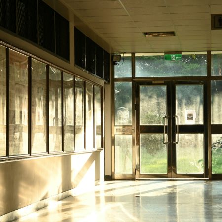 Γονιός-εκπαιδευτικός που μόλις έγινε μόνιμος σημαίνει και παιδί που αφήνει το σπίτι του