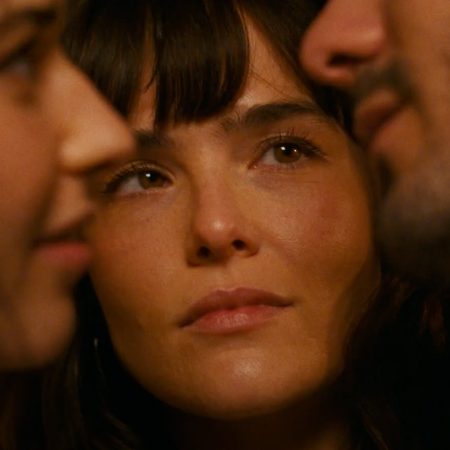 Λέει να κάνεις τρiο με φιλαράκι σου;