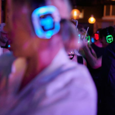 Silent discos και cafés: Η σιωπή είναι η νέα μας πολυτέλεια
