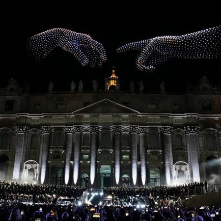 Υπερθέαμα στον ουρανό του Βατικανού: 3.000 drones ζωγράφισαν τον Πάπα