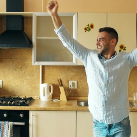 Ετοιμάσαμε πρωινό ritual για να ξεκινάς τη μέρα με ενέργεια και καθαρή σκέψη