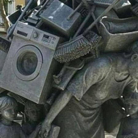 «Σε λέω γυναίκα, γιατί το φορτίο που φέρεις στις πλάτες σου, είναι βαρύ μα αόρατο»