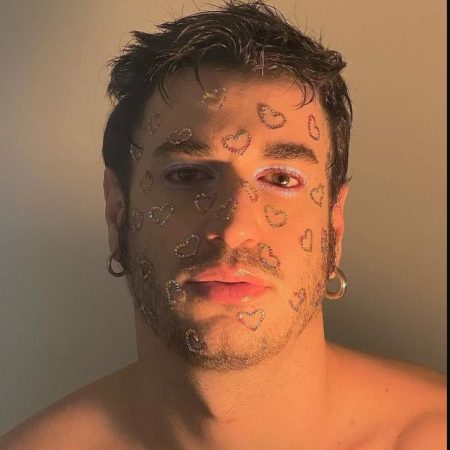 O Mάνος βάφεται εκπληκτικά κι αυτό για μερικούς κομπλεξικούς τσούζει