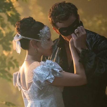 To teaser για την 4η σεζόν του Bridgerton μόλις κέρασε τον μοιραίο έρωτα που θέλαμε