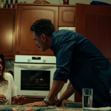 Ο Οικονομόπουλος μιλάει για τη γυναικεία κακοποίηση μέσα από το νέο του clip