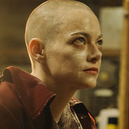 H “Bugonia” σε μια προβολή για όσους δεν έχουν μαλλιά ή θέλουν να τους τα ξυρίσουν εκεί