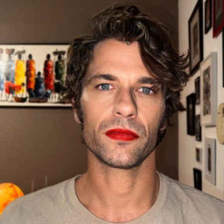 Η Ρέβη φωτογραφίζει τον Τότσικα με κόκκινο κραγιόν γιατί ο ανδρισμός του δεν το φοβάται