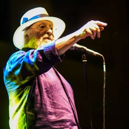 «Σαν τον Καραγκιόζη»: Η ιστορία πίσω από το πιο εμβληματικό τραγούδι του Σαββόπουλου